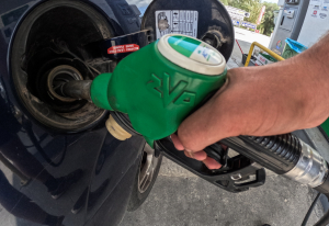 Διαβεβαιώσεις ότι έρχεται σταδιακή μείωση στην τιμή της βενζίνης