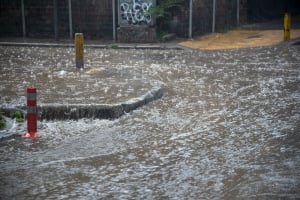 Θεσσαλονίκη: Βροχή και χαλάζι μετέτρεψαν τους δρόμους σε… ποτάμια (Εικόνες)